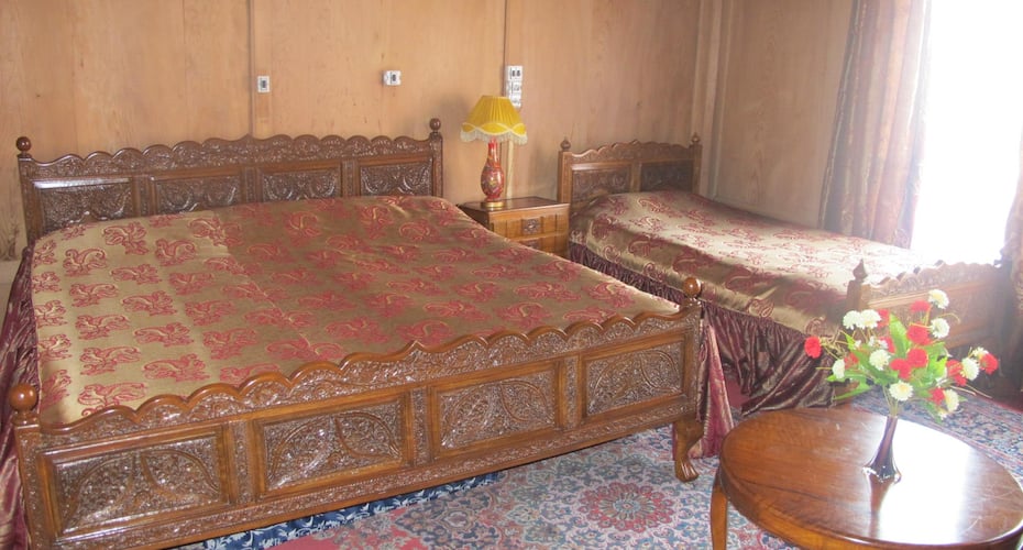 Golden Lily Group of Houseboat, Srinagar 3